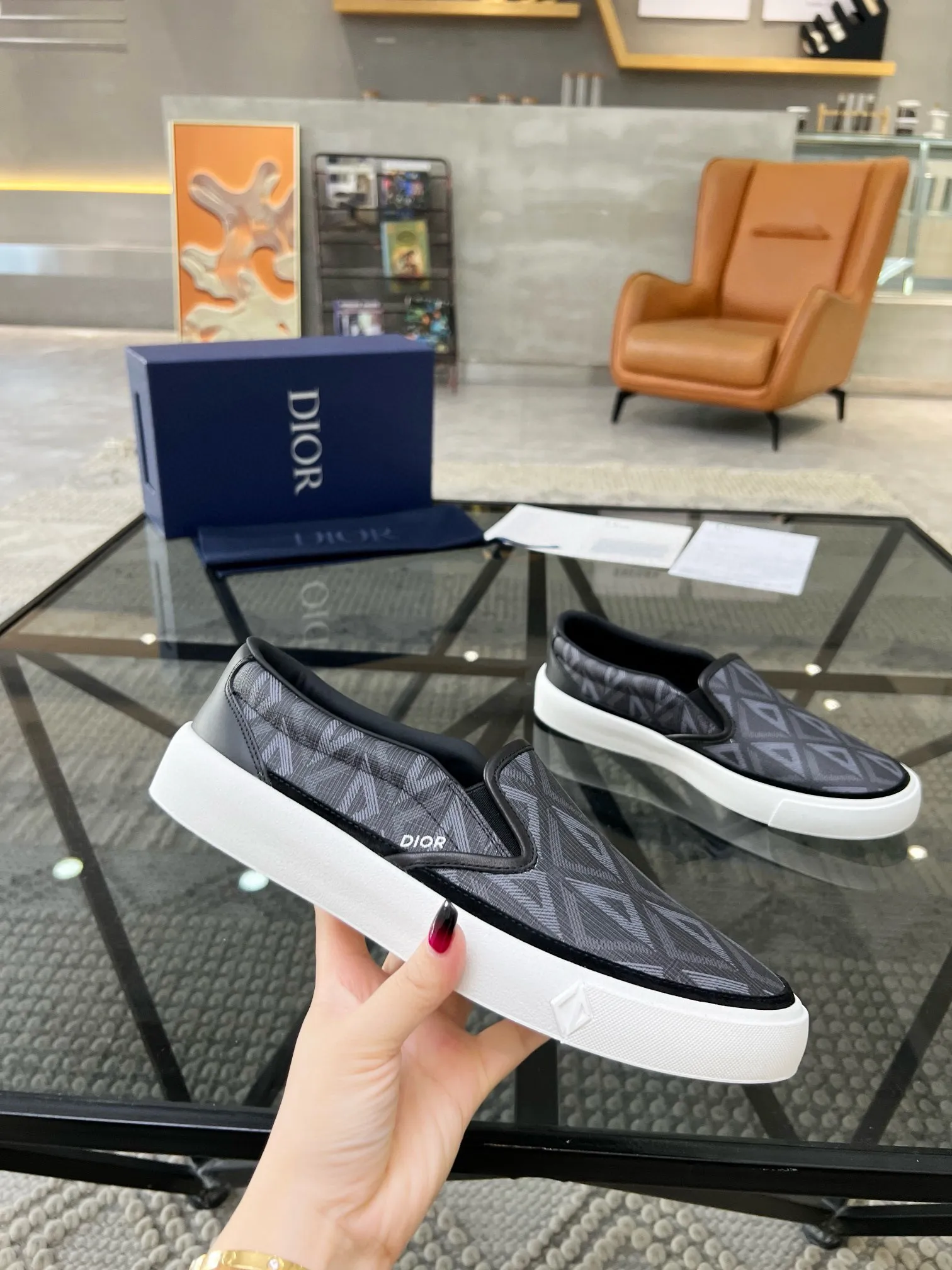 Factory price: 380💰D 🔍Top purchasing agent🇮🇹 Dior's super popular sneakers, popular sneakers, new products are synchronized with the counters. The uppers are imported cowhide from Italy. It is perfectly reproduced with complex craftsmanship that is a must-have for fashionistas. Imported soft water-dyed cowhide lining and foot pads Sole: The original sole is specially provided by the original factory, the exclusive movable molded sole is super comfortable, the original factory follows the order, 🔍🔍high quality, you can enter and exit the counter at will, welcome to compare, the code number is 39-44 (38 45 can be ordered)
